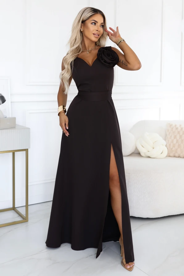 Schokoladenbraunes Maxikleid Numoco mit Beinschlitz, V-Ausschnitt, betonter Taille und dekorativer Blume an der Schulter.