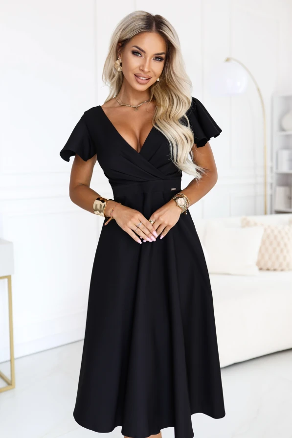 Schwarzes ausgestelltes Midikleid Numoco mit V-Wickelausschnitt, kurzen gewellten Ärmeln und betonter Taille.