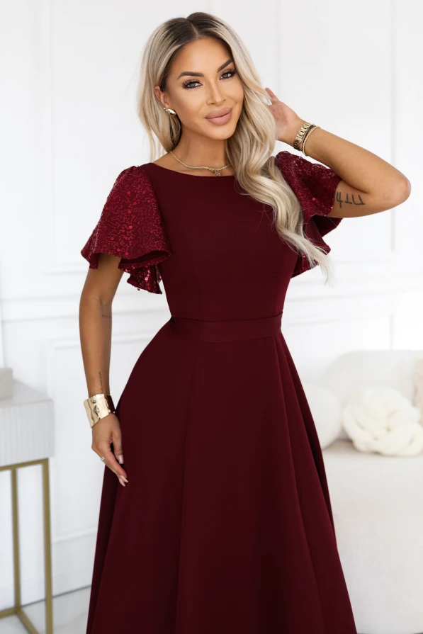 Bordeauxrotes langes Abendkleid Mirella Numoco mit Pailletten-Ärmeln, ausgestelltem Saum und betonter Taille