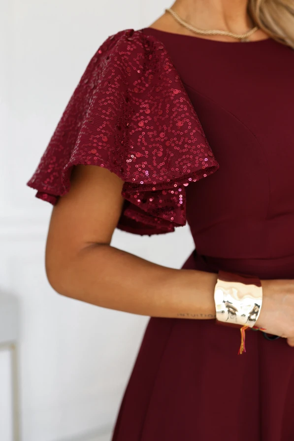 Bordeauxrotes langes Abendkleid Mirella Numoco mit Pailletten-Ärmeln, ausgestelltem Saum und betonter Taille