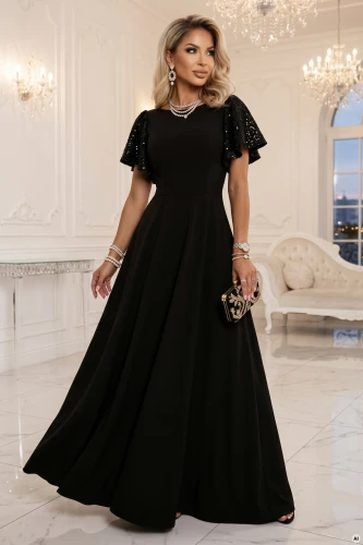 Model in einem schwarzen Maxikleid Mirella von Numoco mit ausgestelltem Saum, kurzen Pailletten-Ärmeln und Taillenband.}