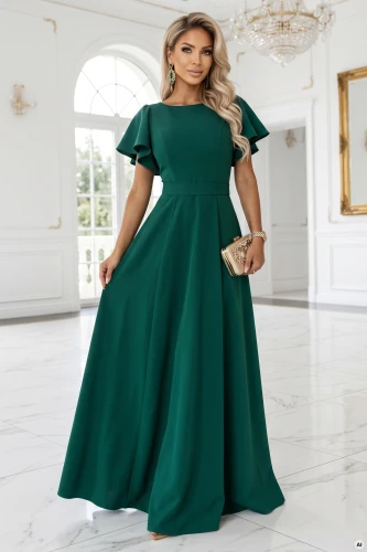 Model im Maxikleid Mirella von Numoco in Flaschengrün mit ausgestelltem Rockteil, kurzen wellenförmigen Ärmeln und betonter Taille.}