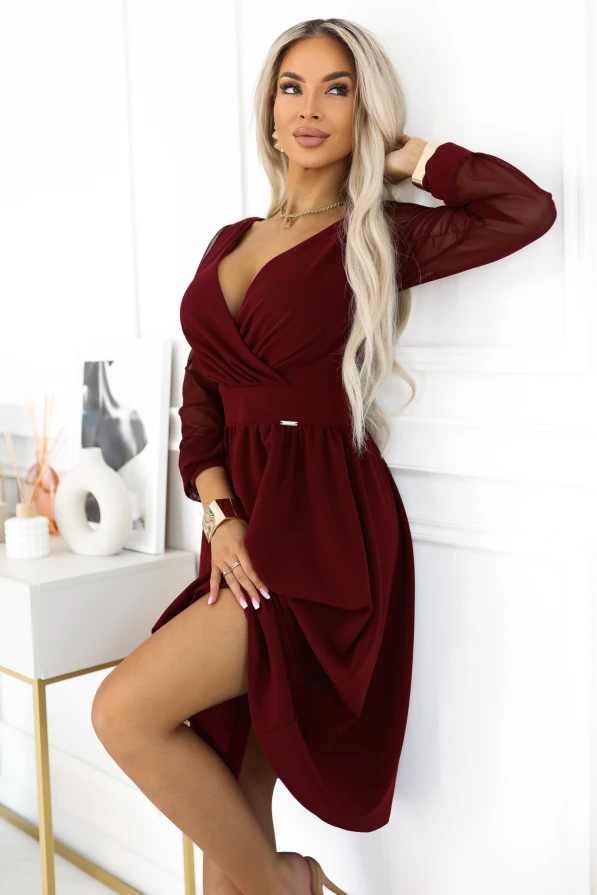 Model in einem bordeauxfarbenen Numoco Midikleid mit Wickelausschnitt, transparenten Netzärmeln, betonter Taille und ausgestelltem Rockteil.
