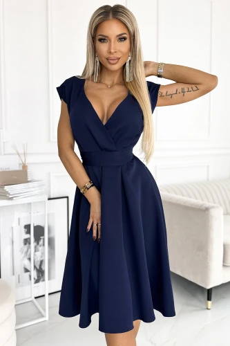 Elegantes, dunkelblaues Kleid mit V-Ausschnitt und kurzen Ärmeln, das eine feminine Silhouette betont. Der ausgestellte Rock verleiht dem Kleid eine klassische und stilvolle Note.}