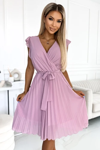 Fliederfarbenes, plissiertes Kleid mit V-Ausschnitt und kurzen Flügelärmeln. Das Kleid hat einen Bindegürtel in der Taille, der eine feminine Silhouette betont.}