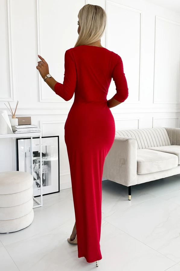 404-7 Glänzendes Kleid mit Ausschnitt und Schlitz am Bein - rote Farbe
