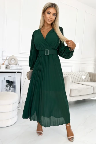 Elegantes, dunkelgrünes, plissiertes Kleid mit langen Ärmeln und einem breiten Gürtel in der Taille. Perfekt für formelle Anlässe, kombiniert es klassischen Stil mit modernem Design.}