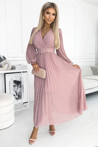 Elegantes, plissiertes Kleid in zartem Rosa mit einem breiten Gürtel, der die Taille betont. Die langen Ärmel und der fließende Stoff verleihen dem Kleid eine feminine und stilvolle Ausstrahlung.}
