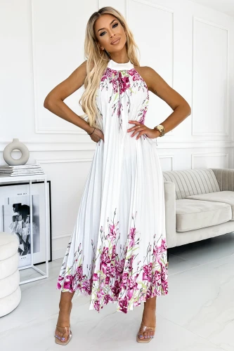 Elegantes, weißes, plissiertes Satinkleid mit floralen, rosa und lila Akzenten am Saum. Das ärmellose Design und der fließende Stoff verleihen dem Kleid eine luftige und feminine Ausstrahlung.}