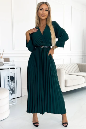 Elegantes, langes, plissiertes Kleid in tiefem Grün mit V-Ausschnitt und langen Ärmeln. Der Gürtel in der Taille betont die feminine Silhouette.}