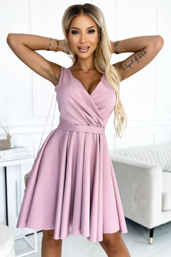 Elegantes, ärmelloses Kleid in zartem Rosa mit einem schmeichelhaften V-Ausschnitt und einem fließenden Rock. Perfekt für besondere Anlässe, kombiniert es Stil und Komfort.}