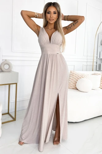 Langes, glitzerndes Abendkleid in zartem Beige mit tiefem V-Ausschnitt und hohem Schlitz. Perfekt für elegante Anlässe und stilvolle Auftritte.}