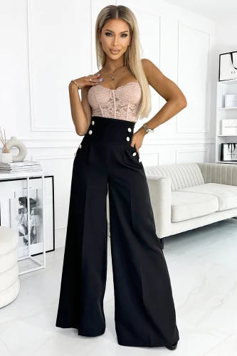 Elegante, weite schwarze Hose mit dekorativen Knöpfen an der Taille. Kombiniert mit einem zarten, beigefarbenen Spitzenoberteil für einen stilvollen Look.}