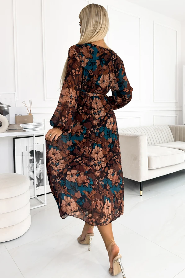 519-2 Langes Kleid aus plissiertem Chiffon mit Ausschnitt, langen Ärmeln und Gürtel - braunblaue Blüten