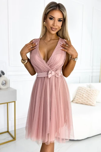Elegantes, ärmelloses Kleid aus zartem Tüll in einem sanften Rosaton, mit einem tiefen V-Ausschnitt und einer dekorativen Schleife in der Taille. Perfekt für besondere Anlässe, kombiniert es feminine Eleganz mit einem modernen Schnitt.}