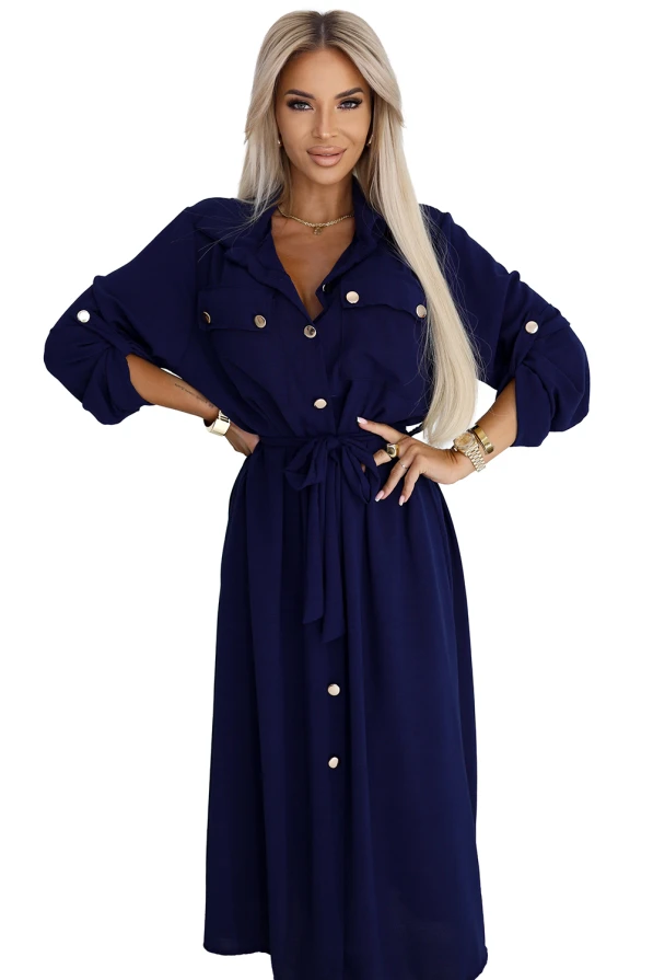 Modelka w granatowej szmizjerce z paskiem i złotymi guzikami – elegancka sukienka koszulowa marki Numoco Basic, idealna na co dzień i do pracy.