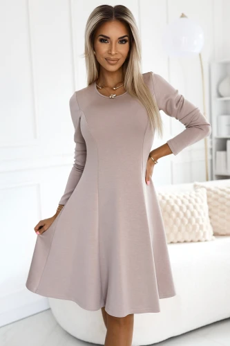 Beige, trapezförmiges Kleid mit langen Ärmeln und eleganter, schlichter Silhouette. Perfekt für einen stilvollen und komfortablen Alltagslook.}