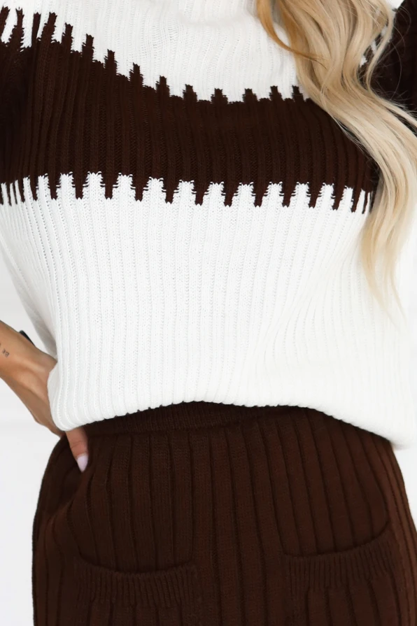 Modelka prezentuje stylowy komplet sweterkowy damski w odcieniu czekoladowym, podkreślający wygodę i kobiecy charakter.