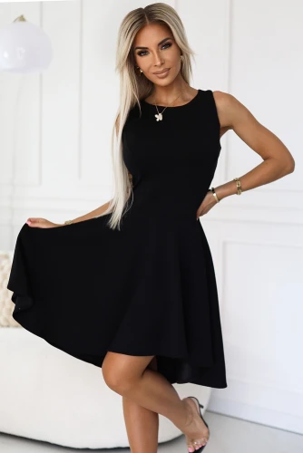 Eine elegante, schwarze ärmellose Kleid mit einem ausgestellten Rock, ideal für besondere Anlässe. Der schlichte Schnitt betont die Figur und verleiht einen zeitlosen Look.}