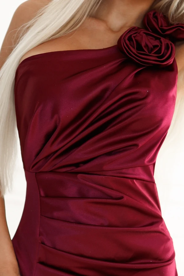 580-2 AURORA Langes One-Shoulder-Kleid aus Satin mit Rosen - Burgunderrot