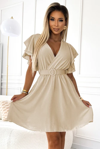 Elegantes Damenkleid in Beige mit V-Ausschnitt und kurzen Rüschenärmeln. Der Gürtel mit runder Schnalle betont die Taille und verleiht dem Kleid eine feminine Silhouette.}
