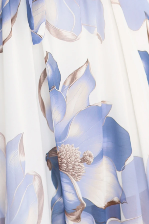 Romantyczna sukienka Numoco Basic z kopertowym dekoltem, zwiewnymi rękawkami i błękitnym kwiatowym wzorem na białym tle, idealna na lato, randki i wakacyjne wyjścia. Produkcja europejska, lekki i kobiecy fason.