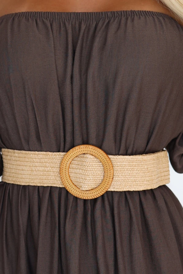 Modelka w brązowej sukience maxi z odkrytymi ramionami i paskiem – stylizacja Numoco Basic