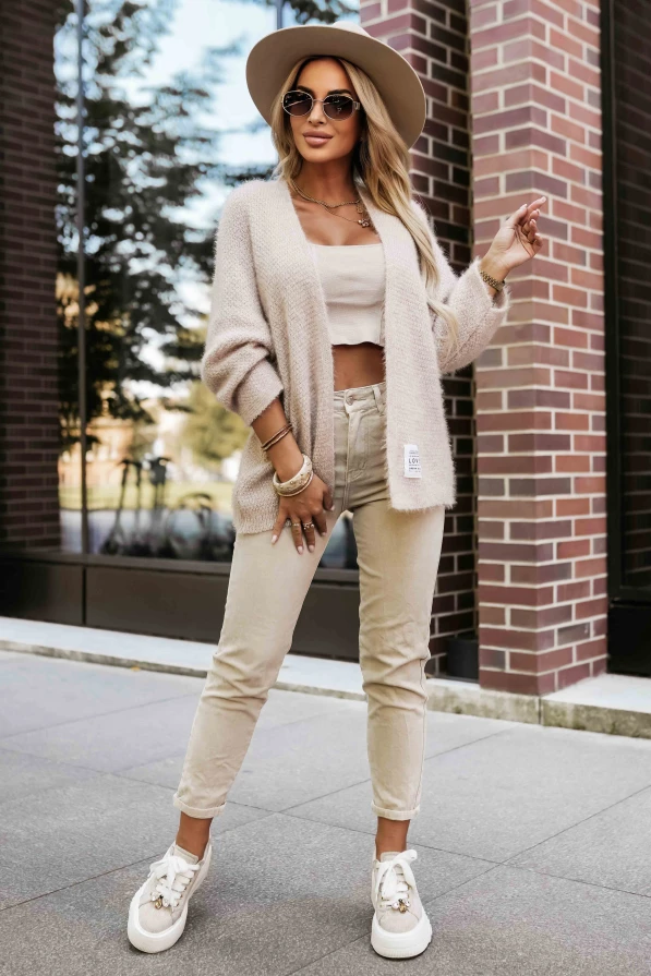 Modelka prezentuje elegancki beżowy kardigan damski Numoco Basic z miękkiej dzianiny z dodatkiem wełny i moheru – produkcja europejska.