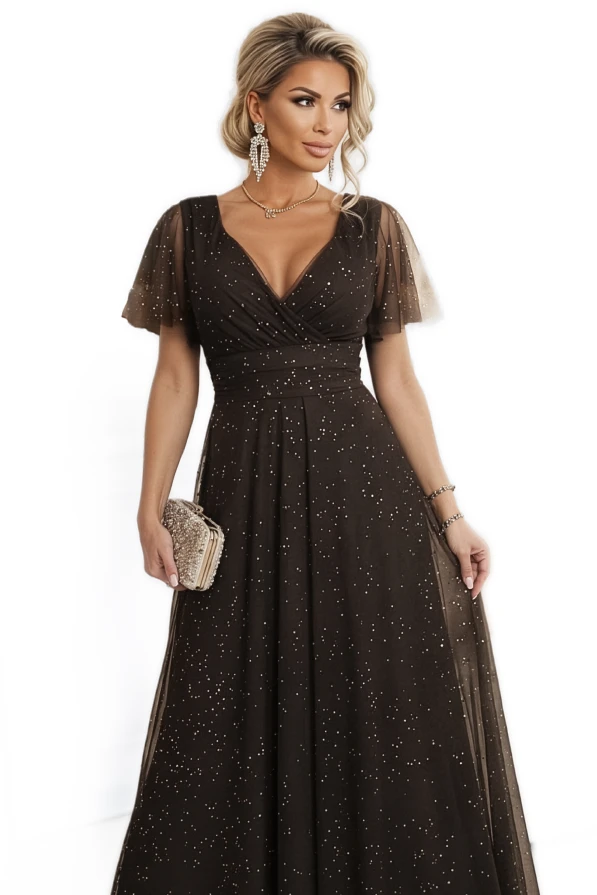 Długa czekoladowa sukienka wieczorowa z brokatem i kopertowym dekoltem – modelka prezentuje elegancką kreację Numoco Basic.