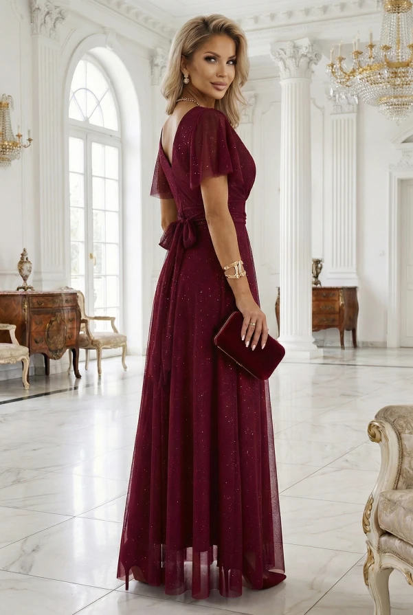 modelka prezentuje Elegancką długą suknię wieczorową w kolorze bordowym z brokatem, dekoltem V i tiulowymi rękawami marki Numoco basic.