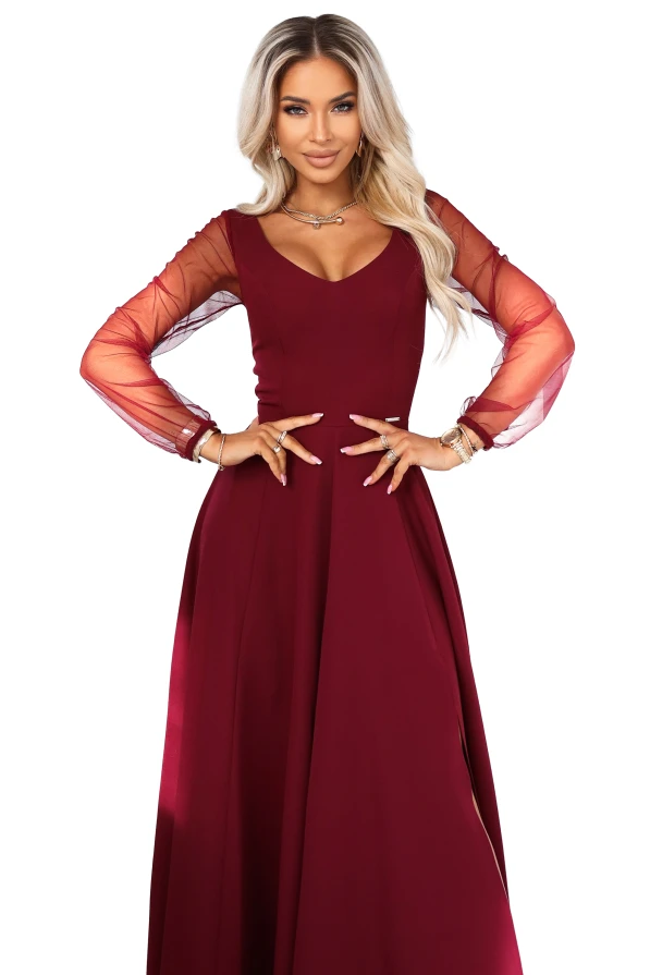 Modelka w bordowej sukni maxi z tiulowymi rękawami, idealnej na wesele, galę i eleganckie okazje.