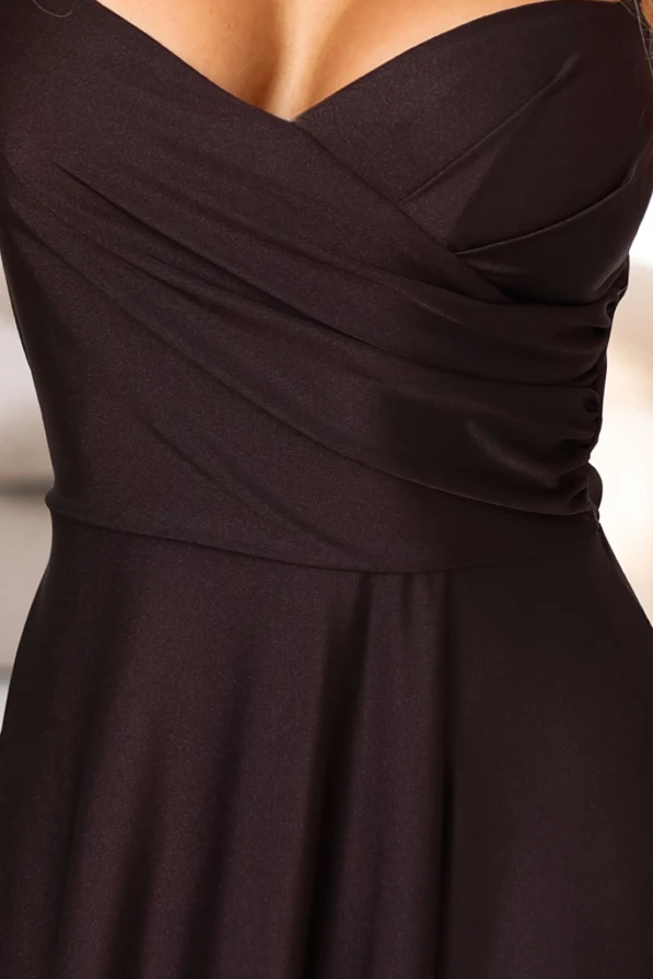 Czekoladowa sukienka maxi na ramiączkach z marszczeniem w talii i efektownym rozcięciem, pięknie układająca się na sylwetce.