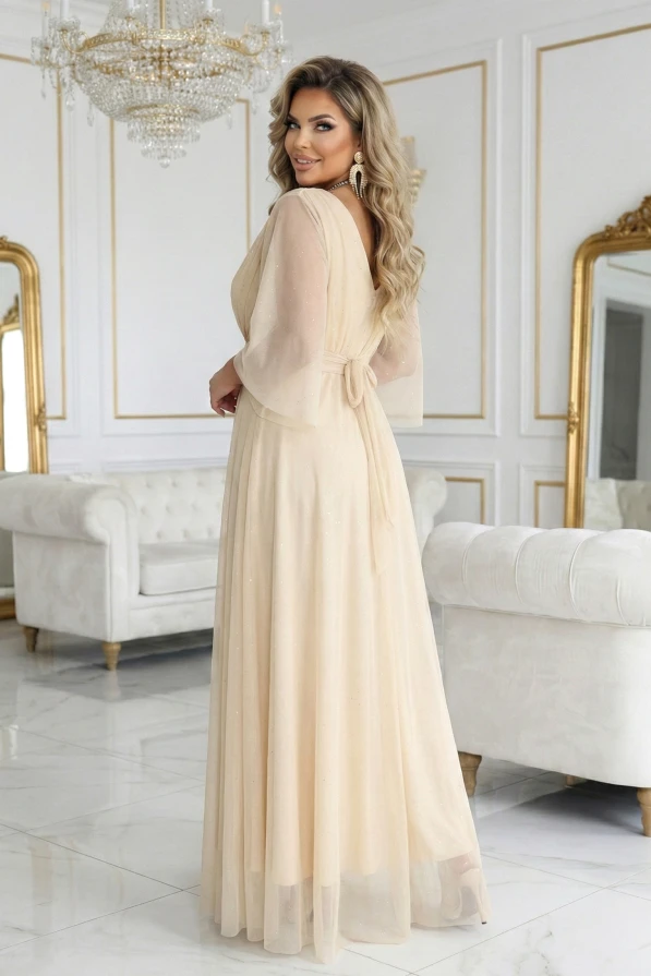 Numoco Basic Maxikleid in Übergröße in Champagnerbeige mit Glitzer, V-Ausschnitt mit Envelope-Effekt und transparenten Ärmeln, im Hochzeitsstil.