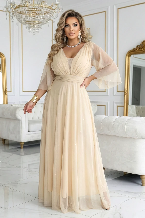 Numoco Basic Maxikleid in Übergröße in Champagnerbeige mit Glitzer, V-Ausschnitt mit Envelope-Effekt und transparenten Ärmeln, im Hochzeitsstil.