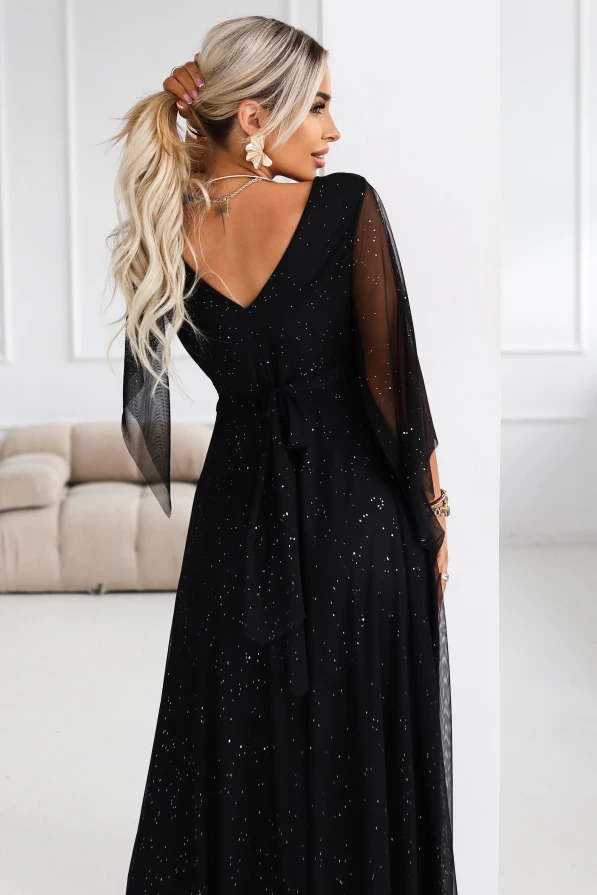 Stylizacja na bal: czarna, długa sukienka wieczorowa z siateczkowymi rękawami i brokatem, idealna na przyjęcia w stylu glamour.