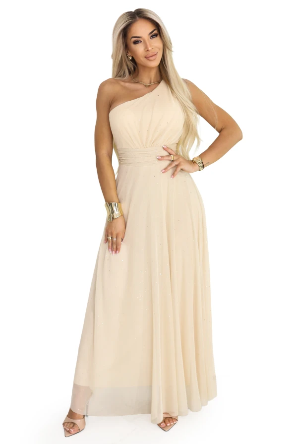 Wieczorowa sukienka maxi w kolorze szampański beż, asymetryczny dekolt na jedno ramię i miękko układający się dół – pełna sylwetka.