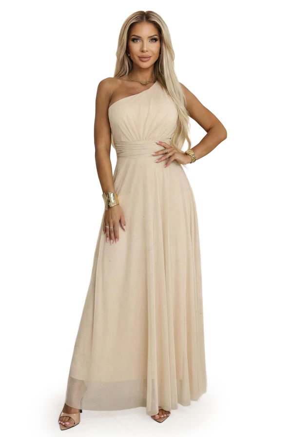 Wieczorowa sukienka maxi w kolorze szampański beż, asymetryczny dekolt na jedno ramię i miękko układający się dół – pełna sylwetka.