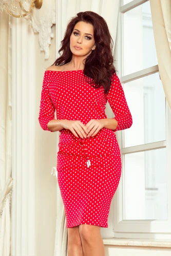 Rotes, gepunktetes Kleid mit Dreiviertelärmeln und einem eleganten Bindegürtel in der Taille. Der klassische Schnitt und das auffällige Muster machen es ideal für sowohl lässige als auch formelle Anlässe.}